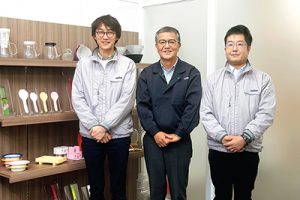 株式会社曙産業  代表取締役 大山  剛 氏 常務取締役 大山  周平 氏 開発部 デザイナー 佐藤  弘幸  氏