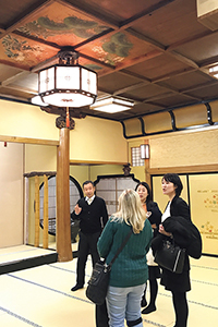 老舗料亭の建物見学や食事、座禅・和菓子作り体験ができるツアーを企画