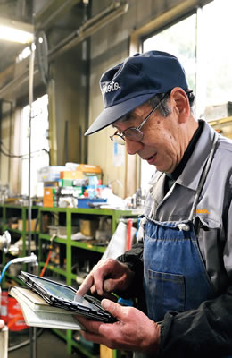 汎用旋盤加工を担当する小野塚さん