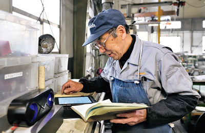 汎用旋盤加工を担当する小野塚さん