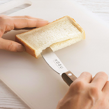 6枚切りのパンの真ん中をカットでき、具材をサンドできます。