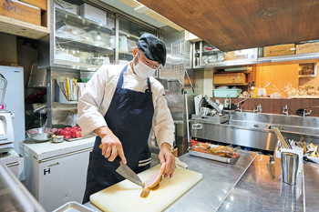 「SAN」では冷凍品と予約制でお弁当などのテークアウト品も販売。