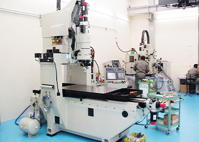 CNC門型治具研削盤（横浜工場）、ジグ研削盤WAIDA　UJG-35（新潟工場）、三次元座標測定機などの最新鋭設備。