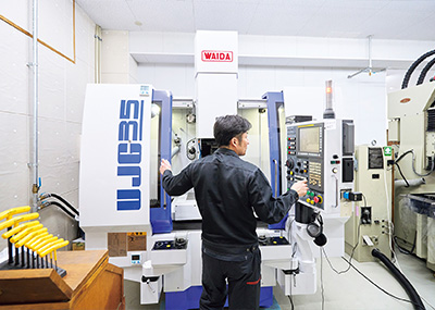 CNC門型治具研削盤（横浜工場）、ジグ研削盤WAIDA　UJG-35（新潟工場）、三次元座標測定機などの最新鋭設備。