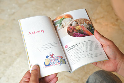 持ち運びに考慮したミニサイズながら、デザイン性の高い紙面で情報量は十分!