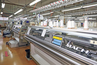島精機製作所の自動編み機