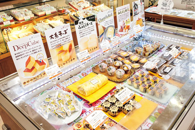 展示会ではチーズケーキ等のフローズンチルド製品を中心に試食・提案