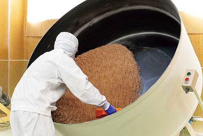 豆に粉を巻き付ける「粉巻き」は職人の熟練技が必要