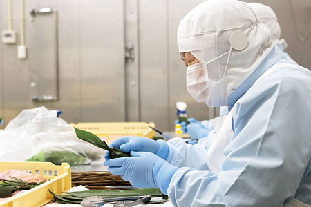 笹団子製造もひとつひとつ手作業