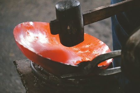 1枚1枚、職人が鍛造