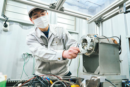 開発室には専用の燃焼試験施設「エンジンテストセル」を備えている