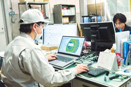 開発室は阿部室長を含めた３名が所属