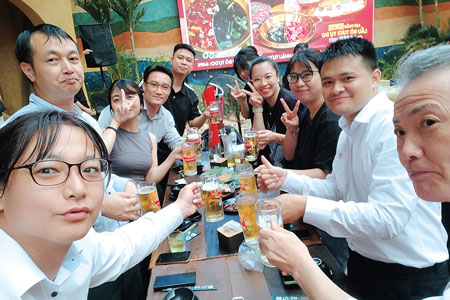 稲餅氏の誕生日を現地の販売店が祝ってくれた時の様子