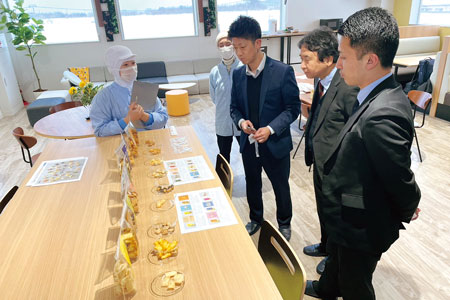 さまざまな国のバイヤーが来社