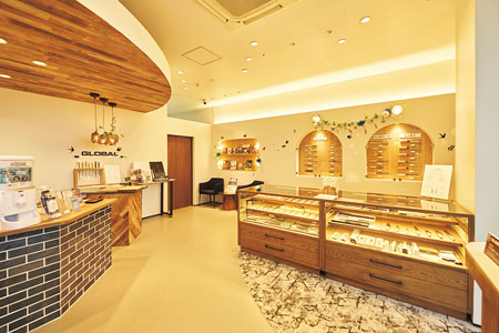 本社1階に構える直営店のYOSHIKIN SHOP燕店